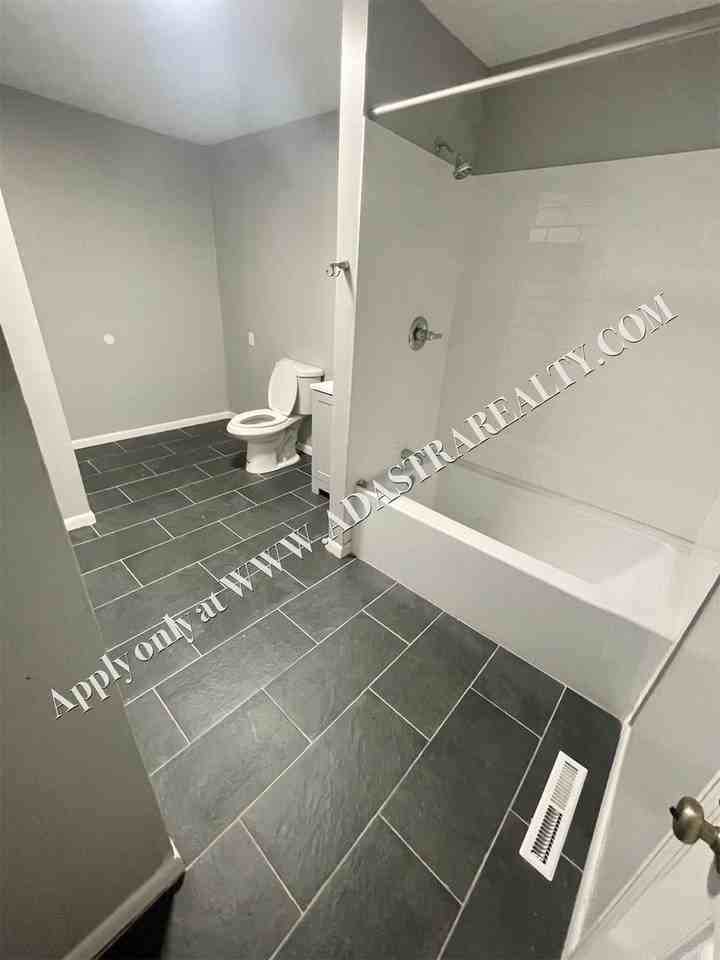 4904 Ne 44th Ter - Photo 5 of 17