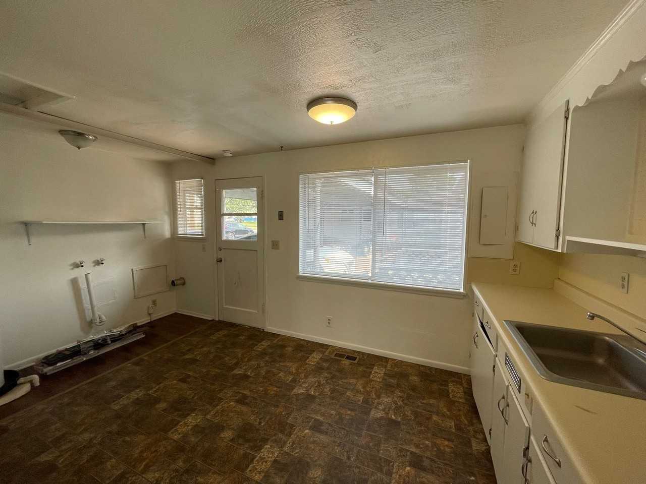 1019 W Lakeside Dr - Photo 6 of 20