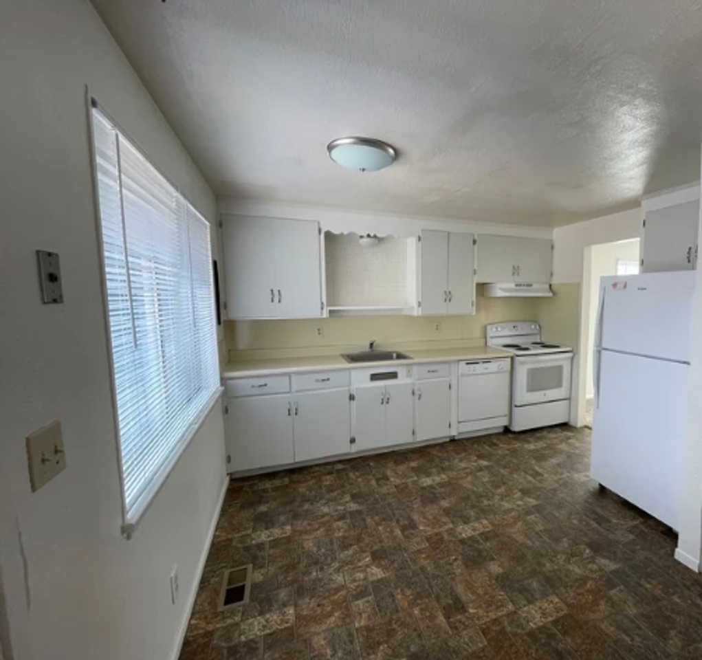 1019 W Lakeside Dr - Photo 7 of 20