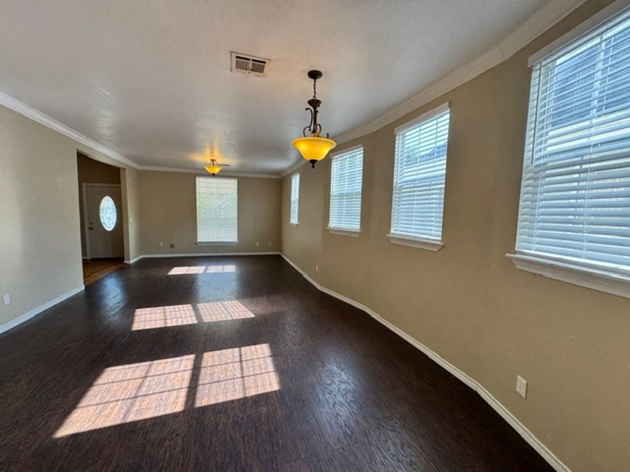 826 W Kansas Ave - Photo 2 of 17