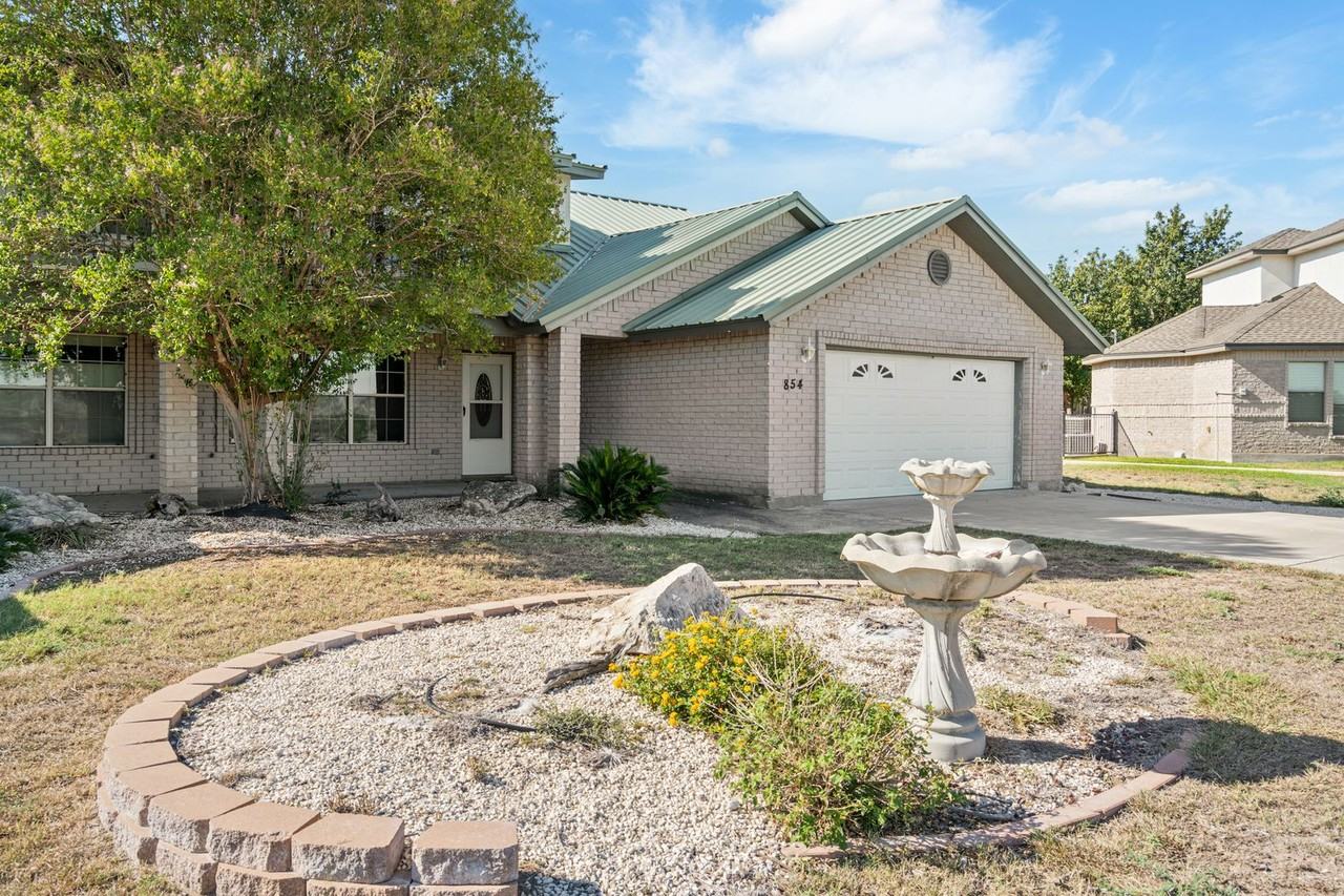 854 Lago Vista Dr - Photo 3 of 23
