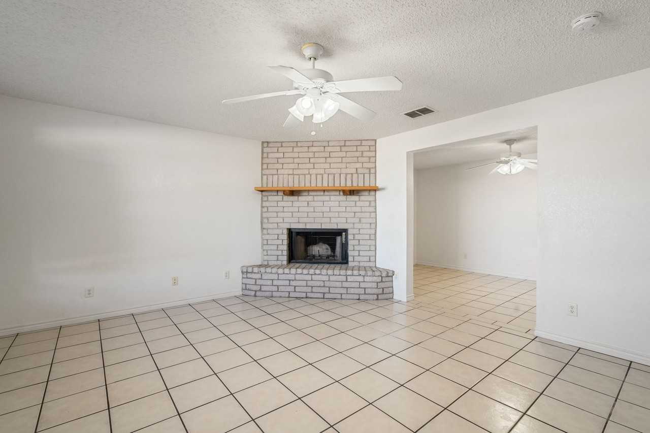 854 Lago Vista Dr - Photo 4 of 23