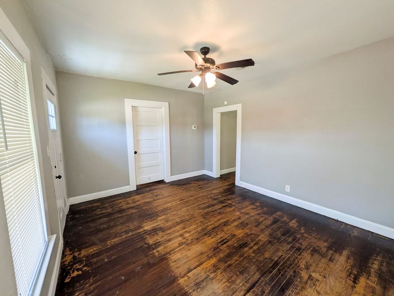 1102 Dallas St - Photo 2 of 17