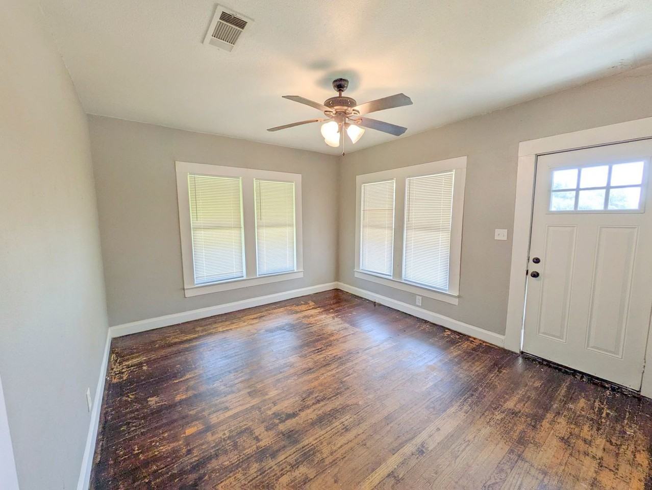 1102 Dallas St - Photo 3 of 17