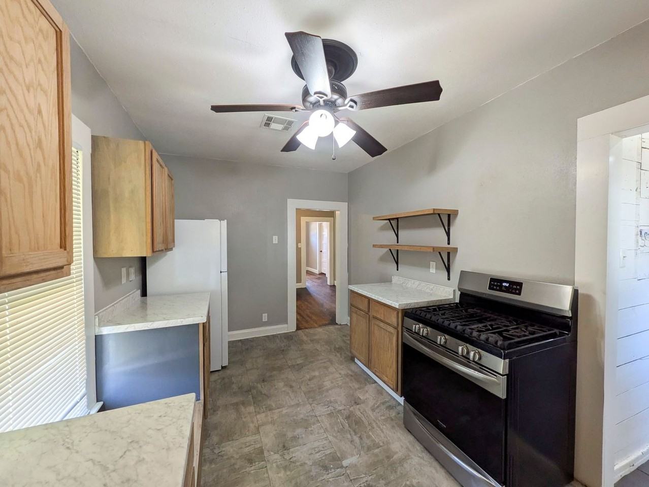 1102 Dallas St - Photo 4 of 17