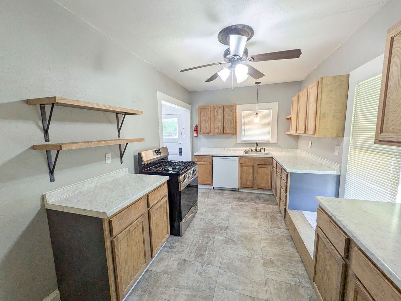 1102 Dallas St - Photo 5 of 17