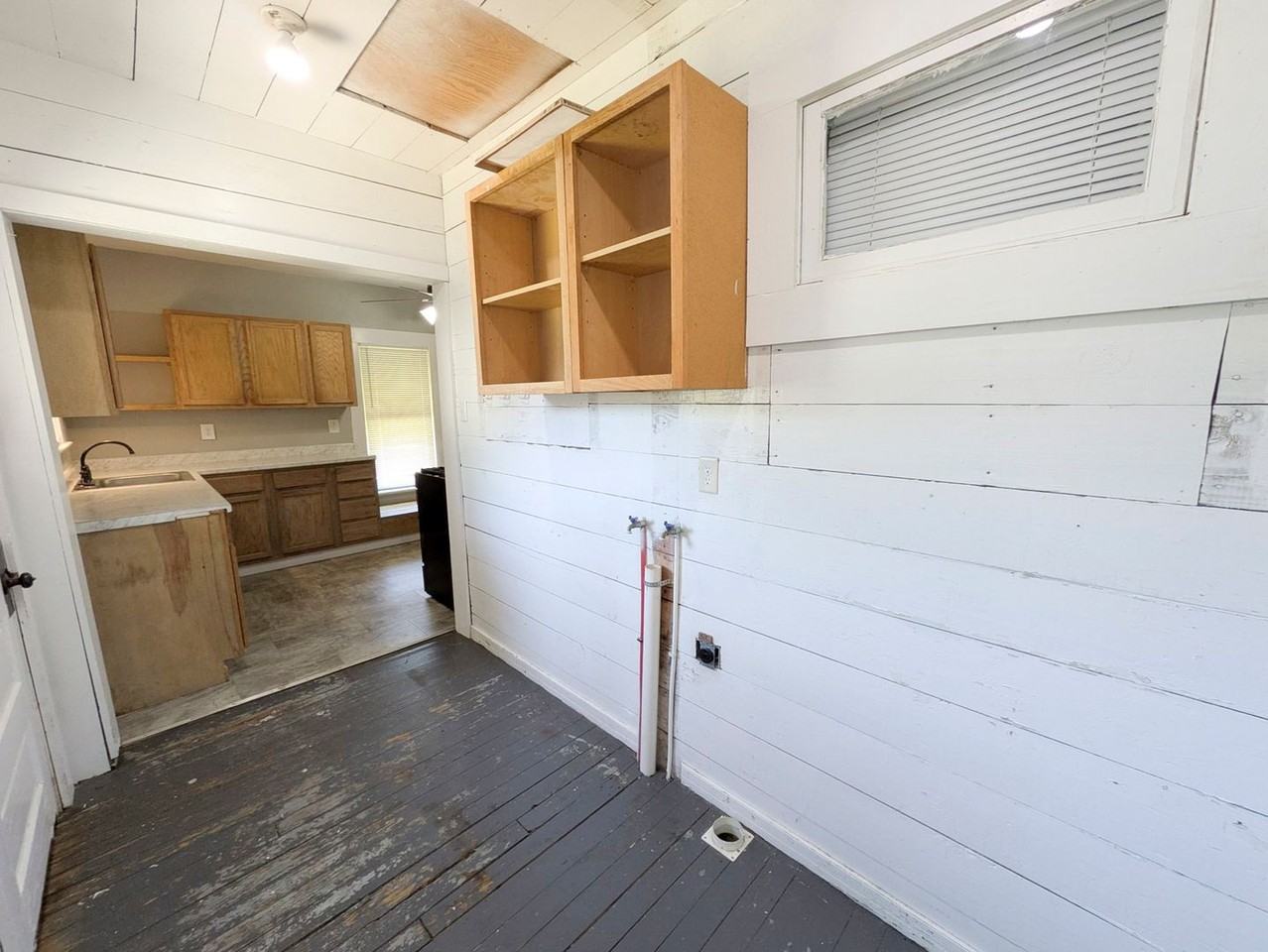 1102 Dallas St - Photo 6 of 17
