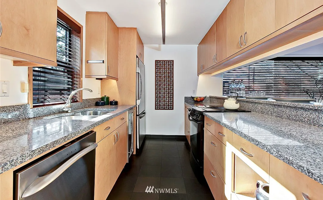 1111 E John St - Photo 5 of 23