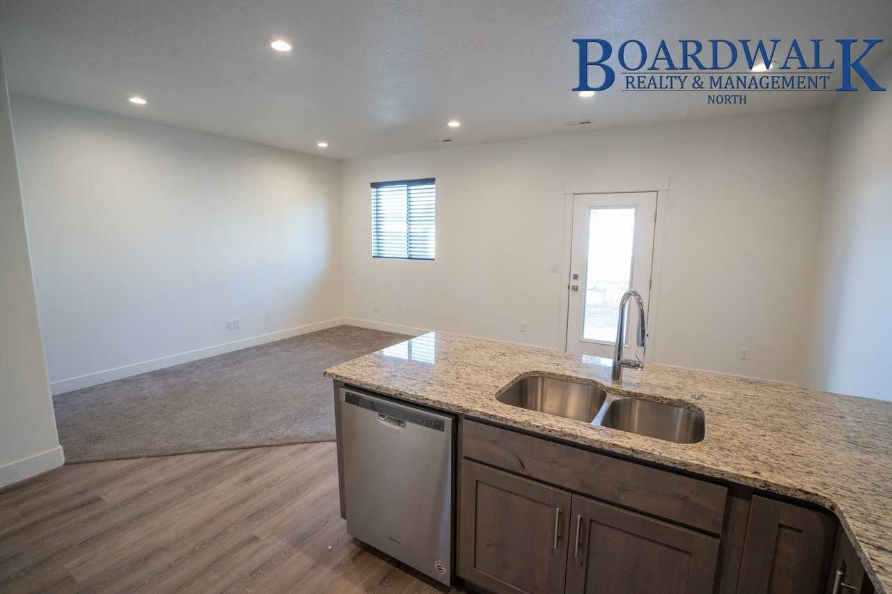 440 E 1625 N - Photo 3 of 24