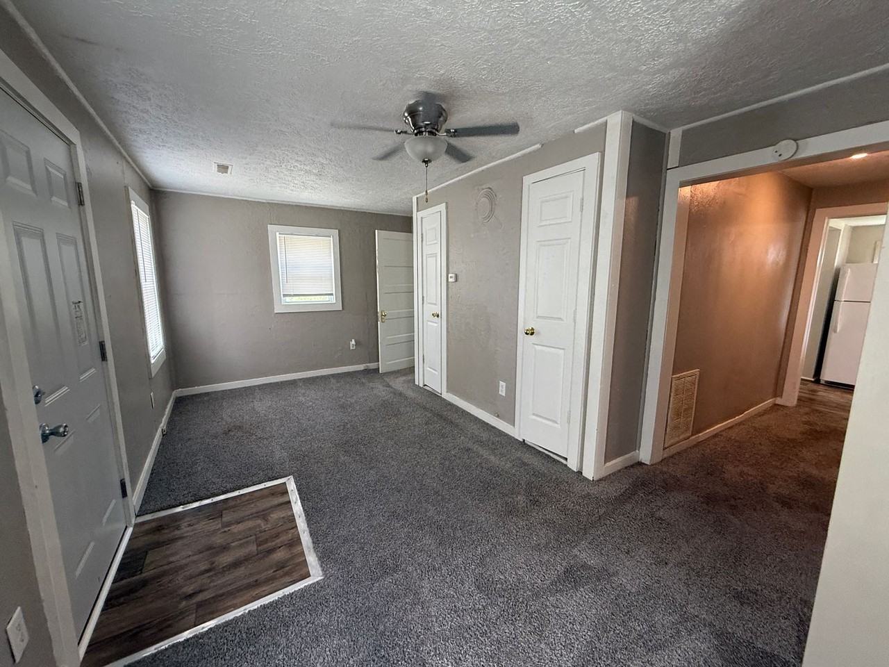 1421 W 16th St - Photo 4 of 12