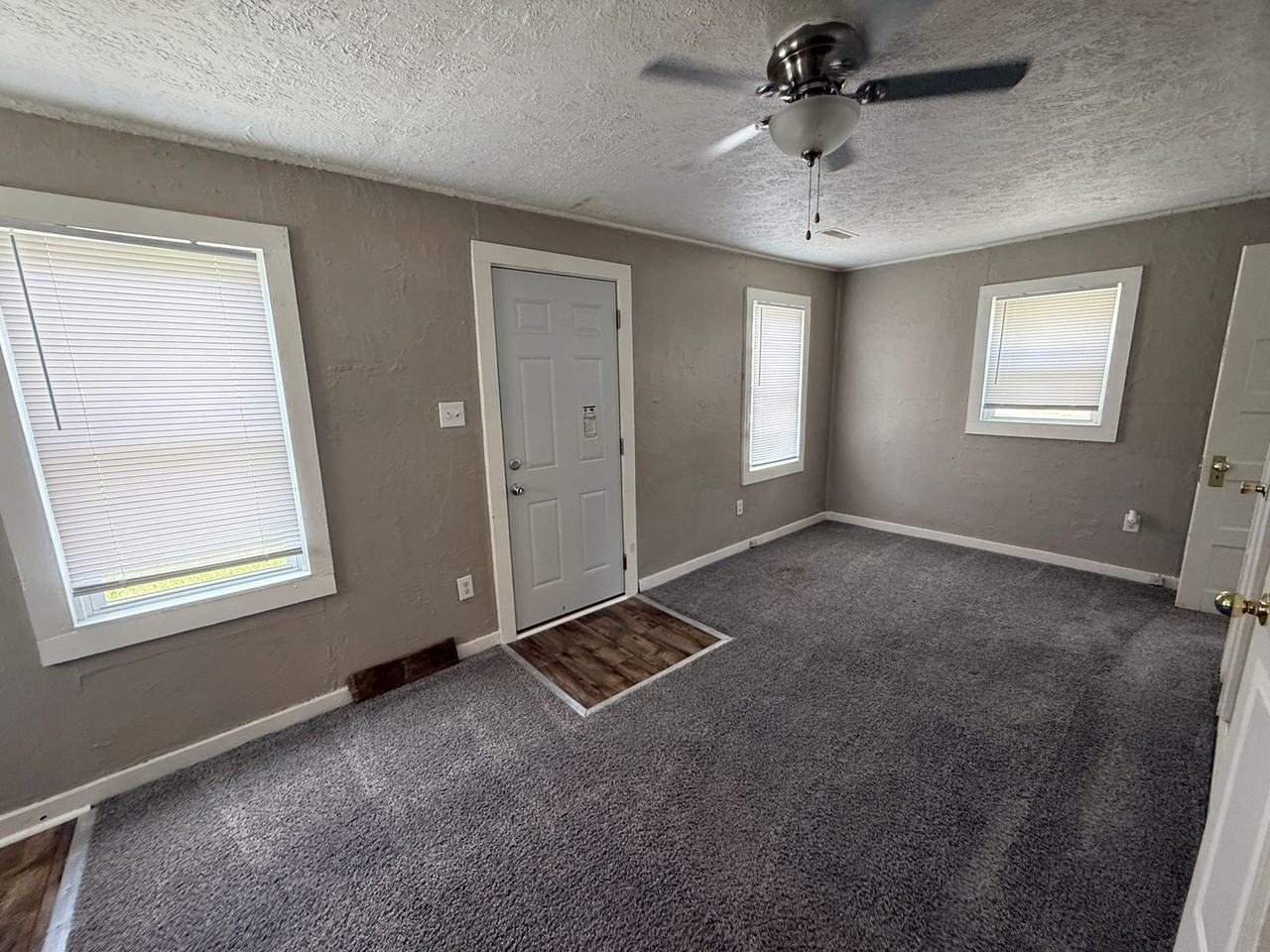1421 W 16th St - Photo 5 of 12