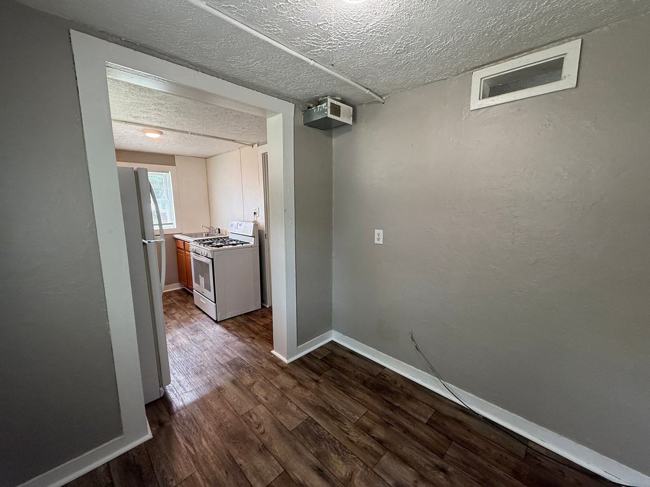 1421 W 16th St - Photo 6 of 12