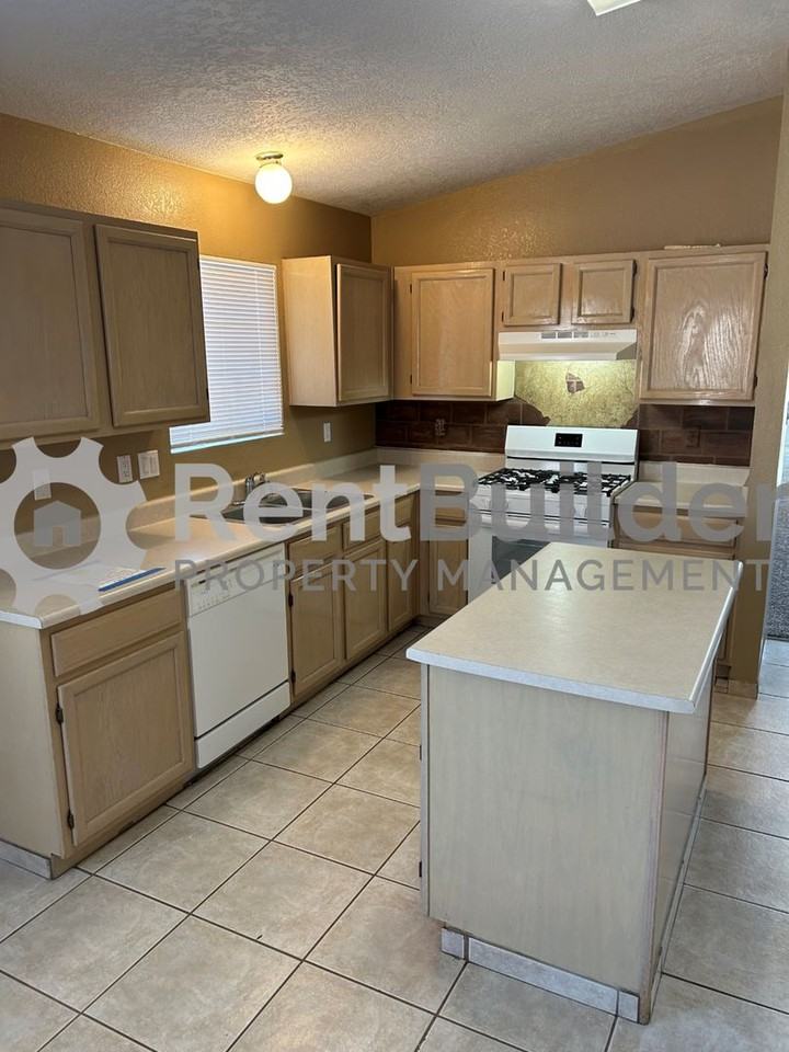 10749 Capricorn Pl Nw - Photo 7 of 29