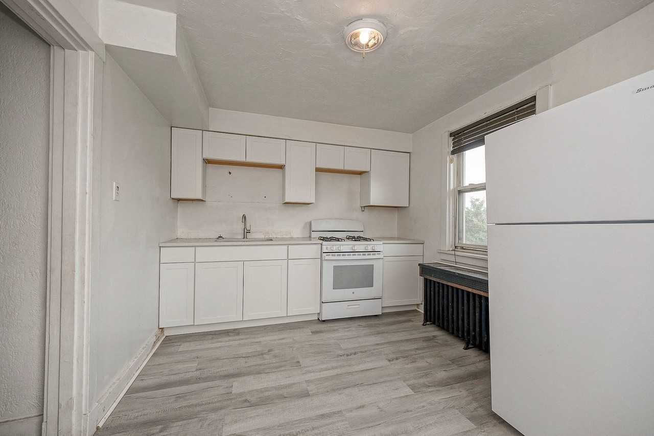 2361 Brownsville Rd - Photo 2 of 9
