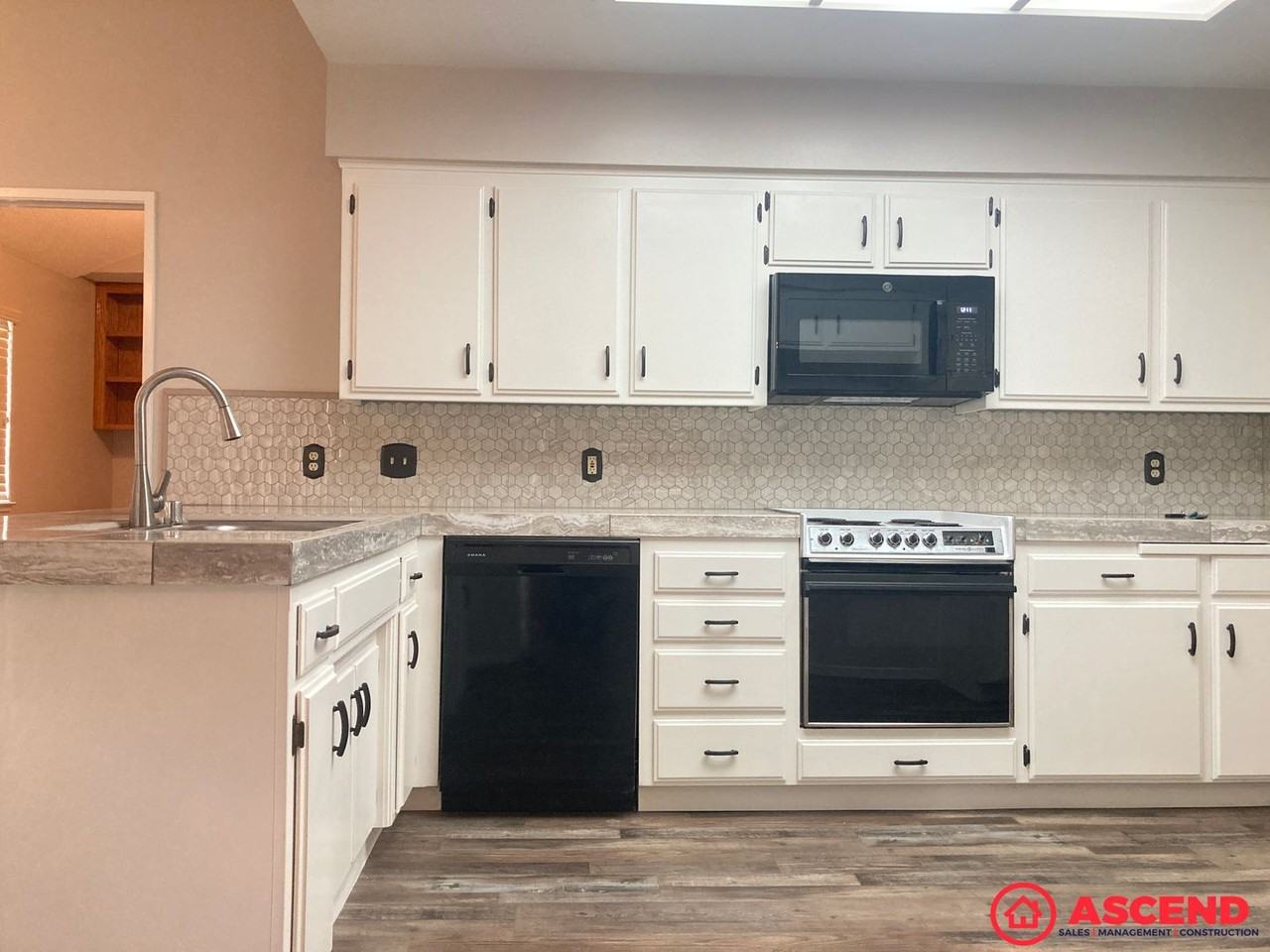 9620 Tumwater Ave - Photo 4 of 10