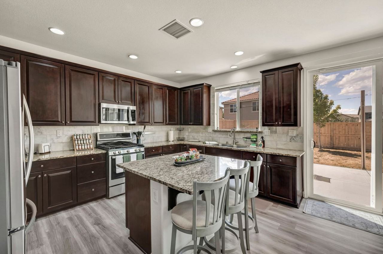 10677 Foxberry Park Dr - Photo 2 of 50