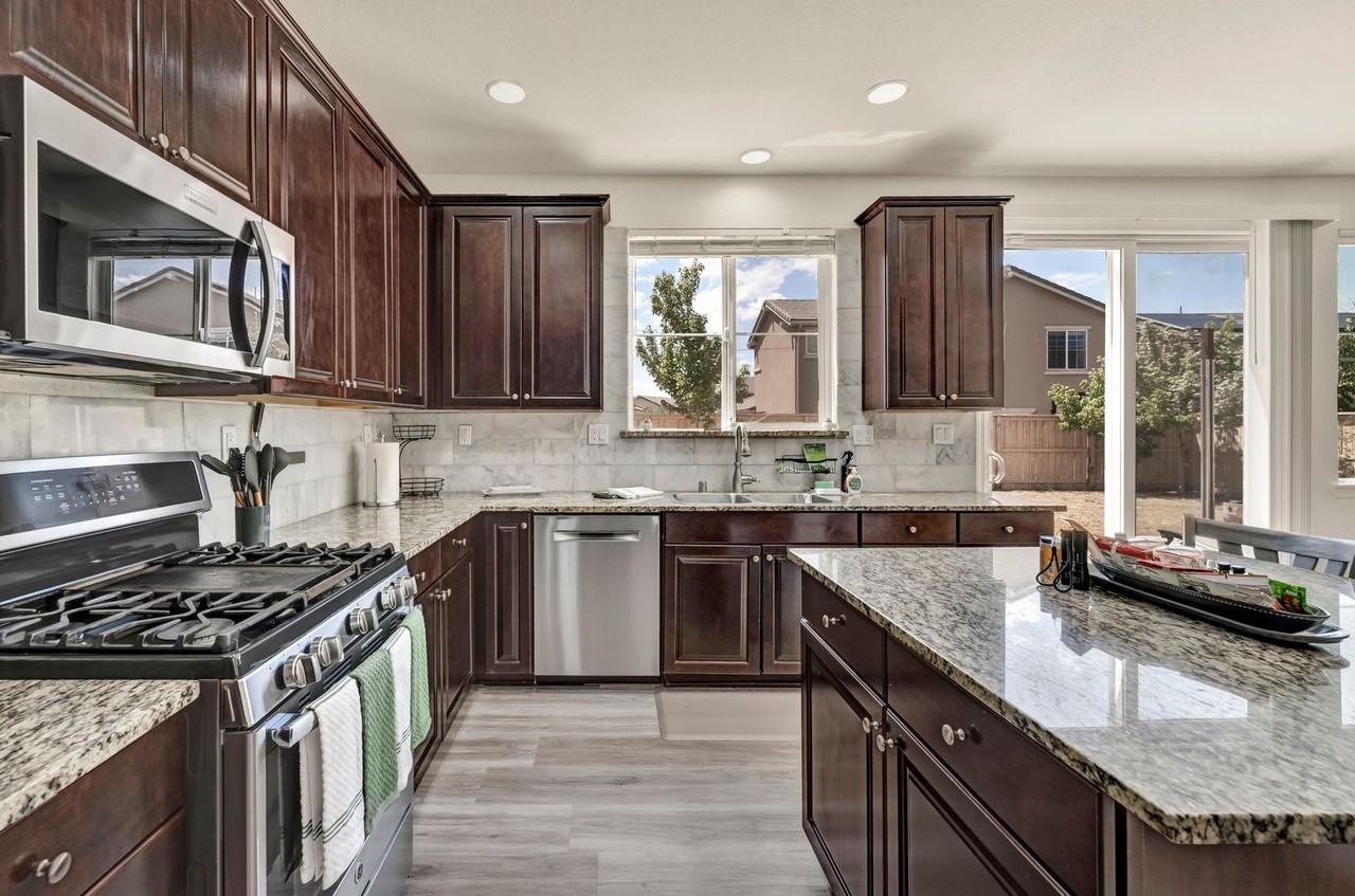 10677 Foxberry Park Dr - Photo 3 of 50
