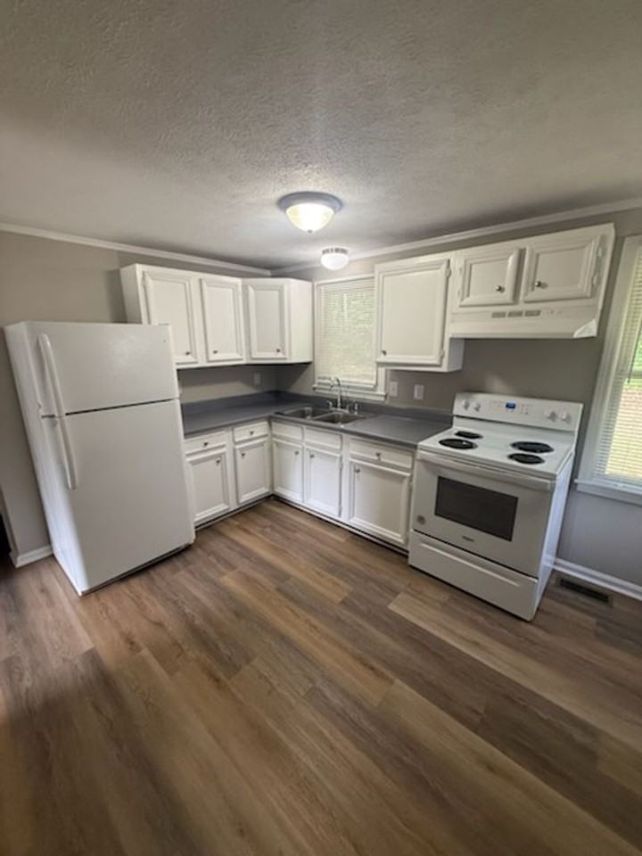 935 Country Place Rd - Photo 2 of 9