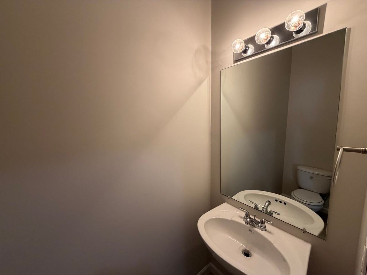8115 Valley Oak Dr - Photo 4 of 22
