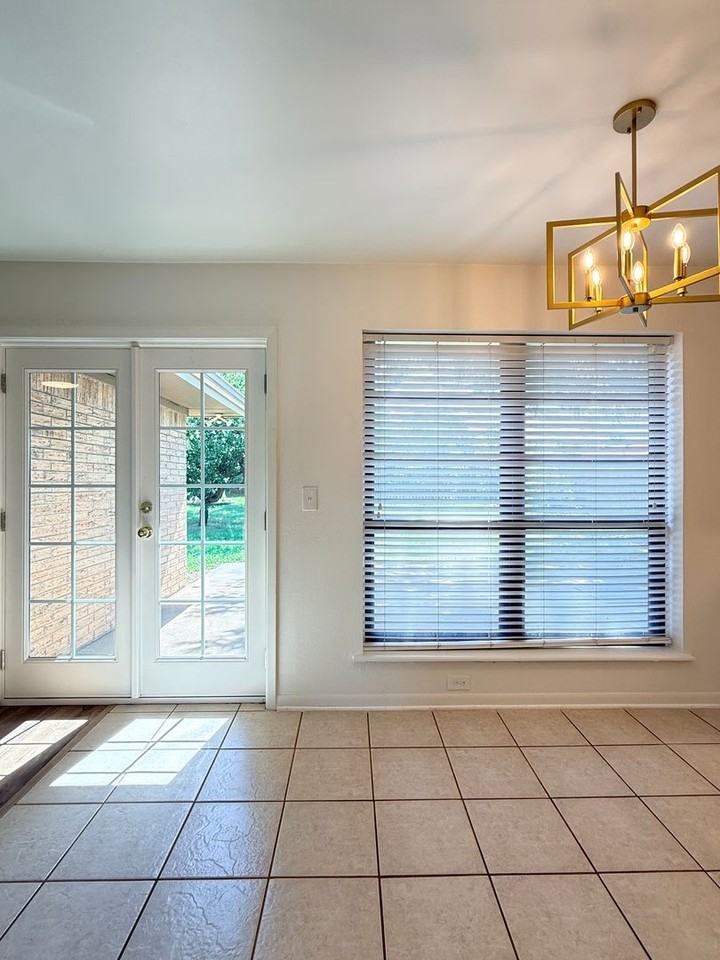 1039 Harris Ln - Photo 5 of 32