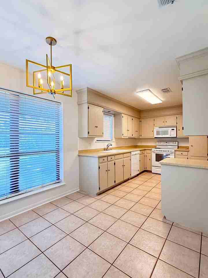 1039 Harris Ln - Photo 6 of 32