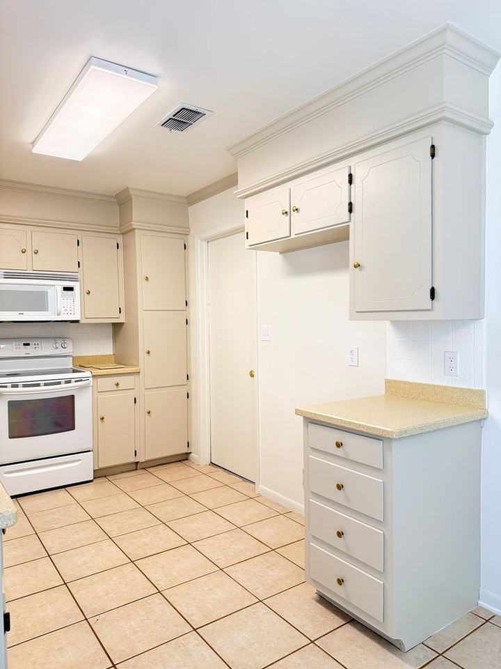 1039 Harris Ln - Photo 7 of 32