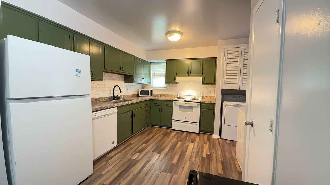 1379 E Tanners Creek Dr - Photo 2 of 11