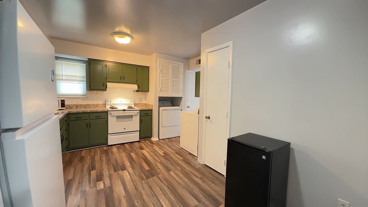 1379 E Tanners Creek Dr - Photo 3 of 11