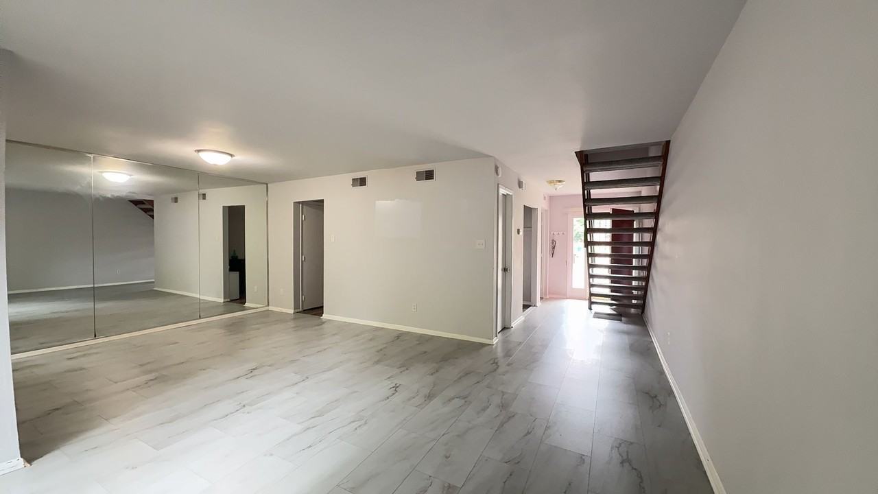 1379 E Tanners Creek Dr - Photo 5 of 11