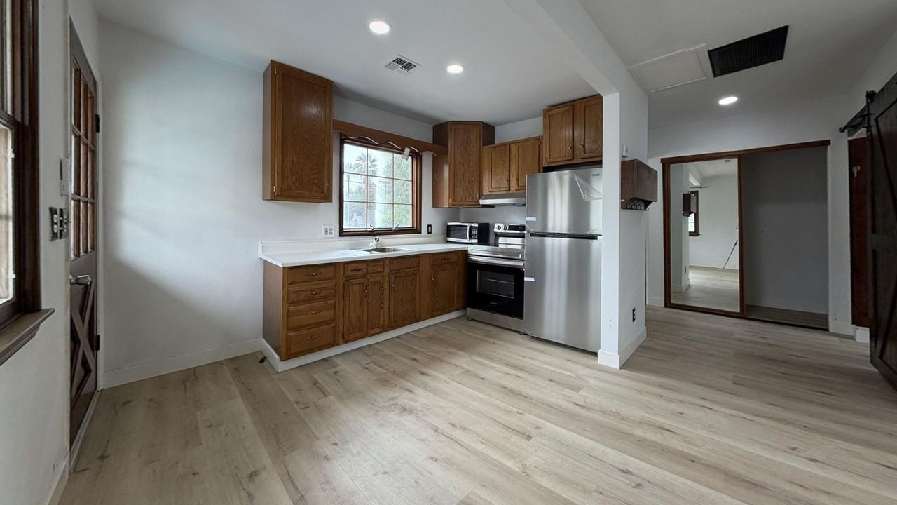 4373 12th St - Photo 4 of 30