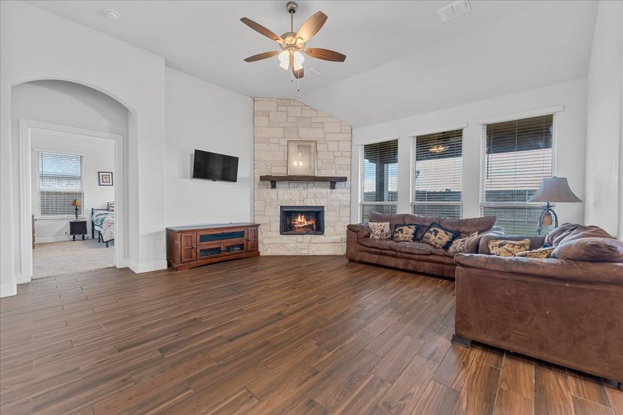 2760 Richard St - Photo 2 of 38