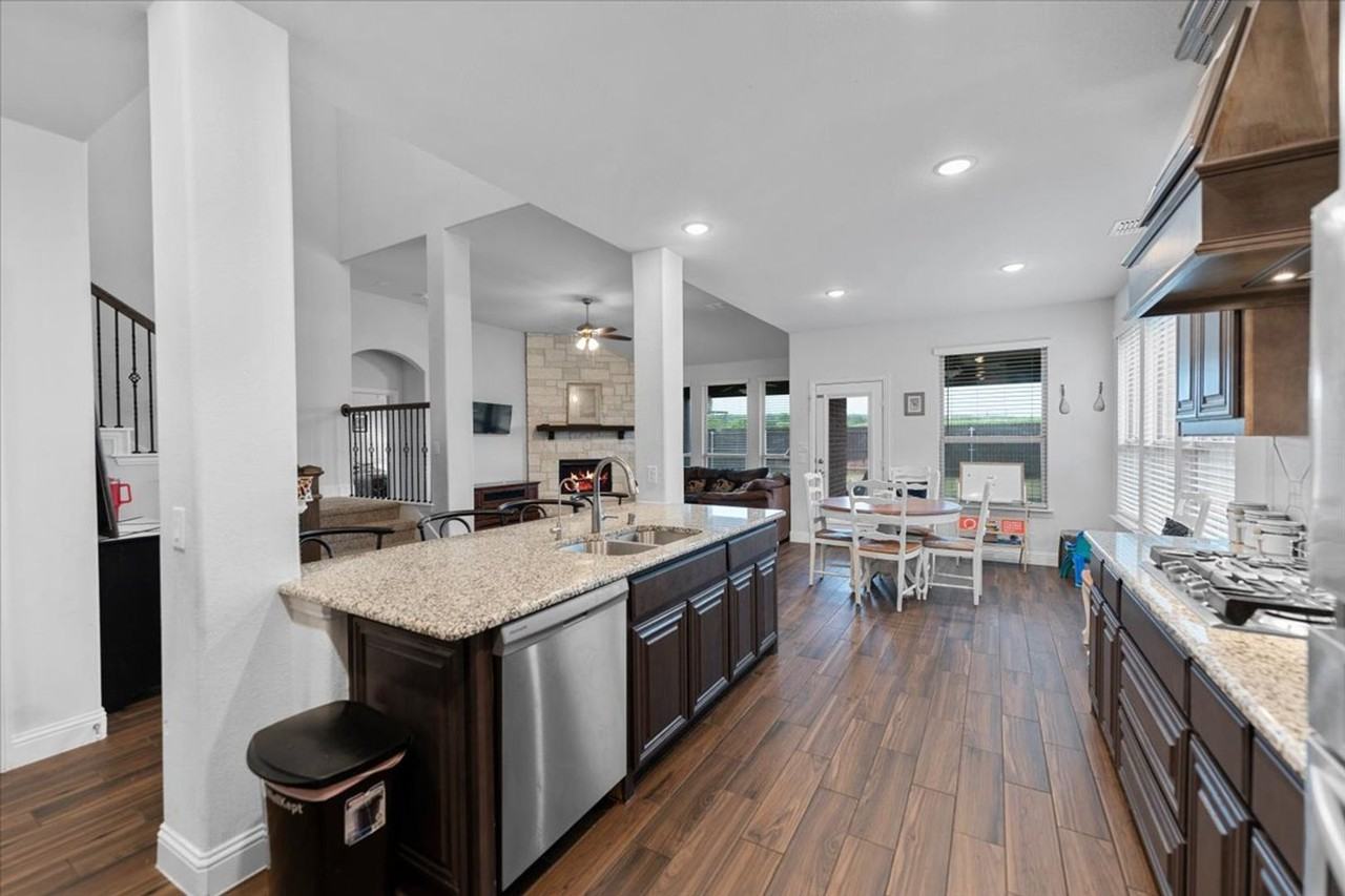 2760 Richard St - Photo 5 of 38