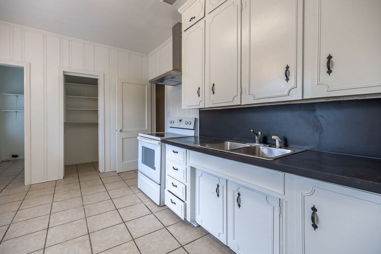 215 W Jessamine Ave - Photo 4 of 14