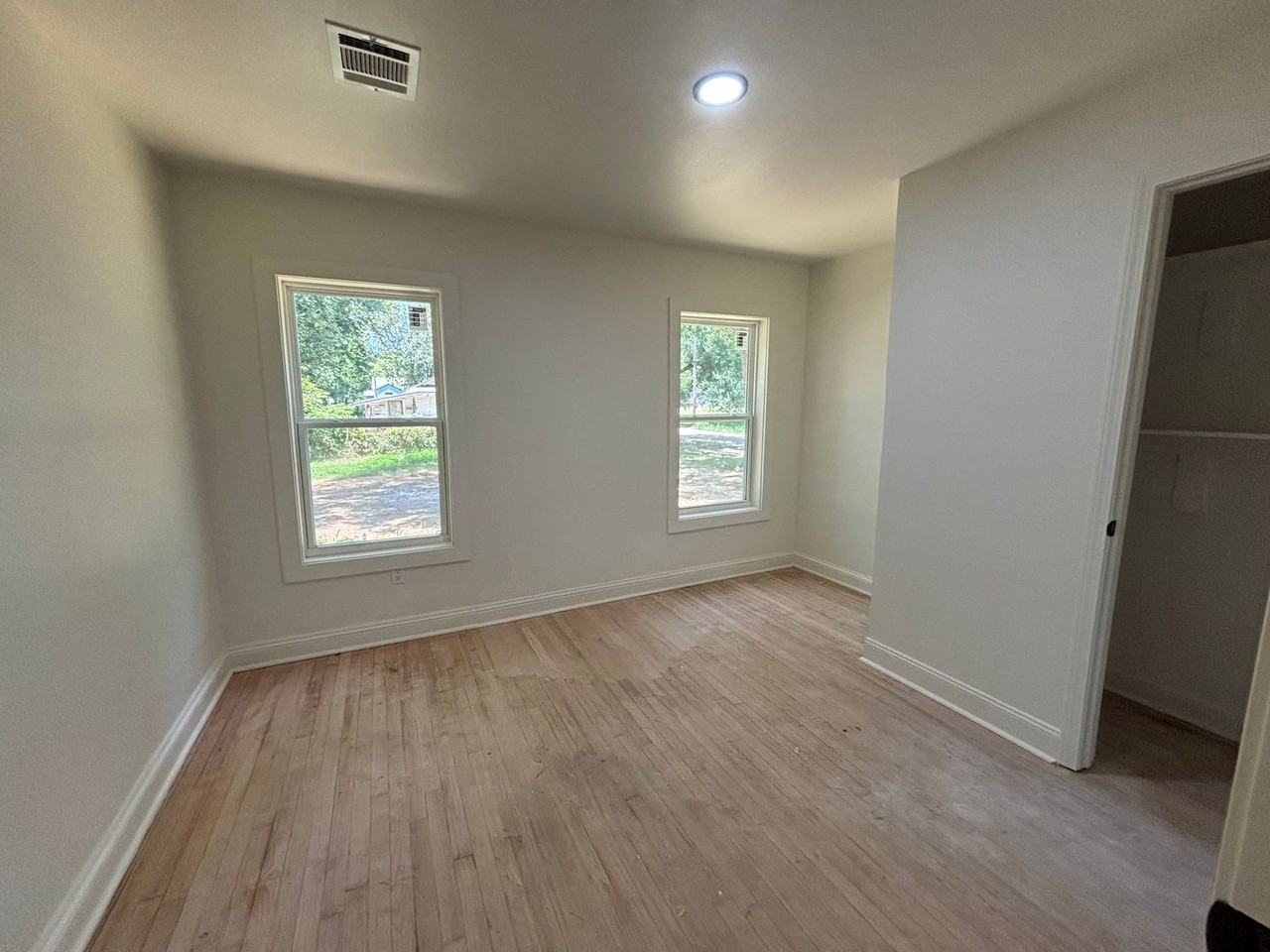 1601 Traffic St - Photo 4 of 14