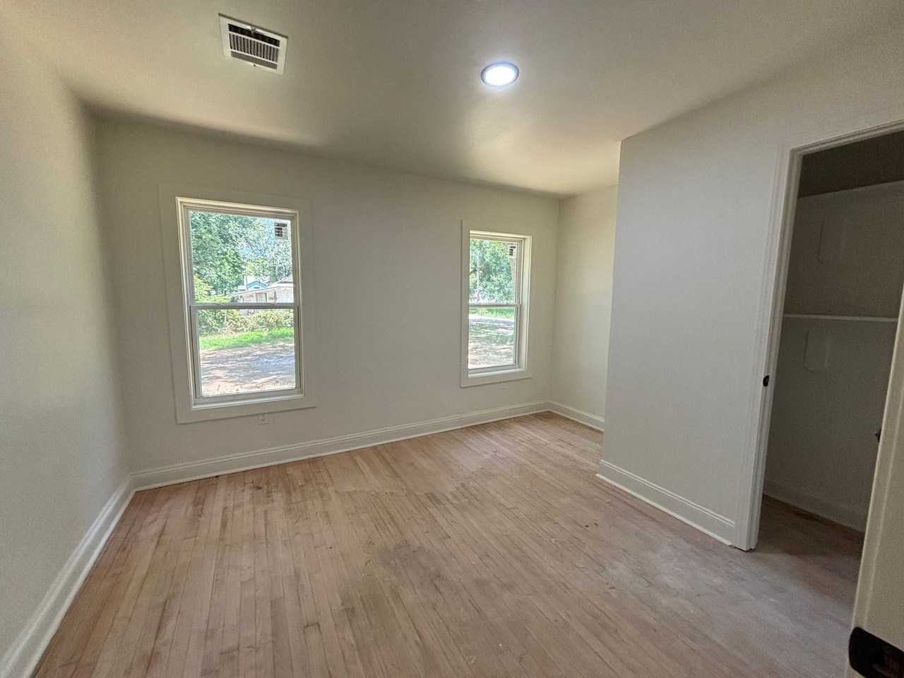 1601 Traffic St - Photo 5 of 14
