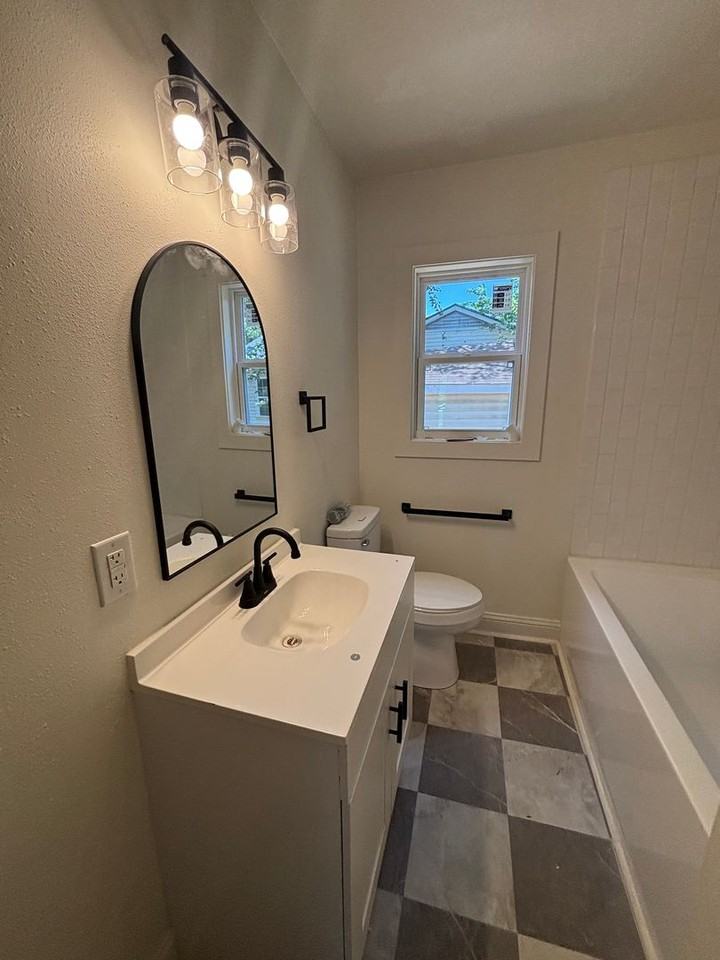 1601 Traffic St - Photo 6 of 14