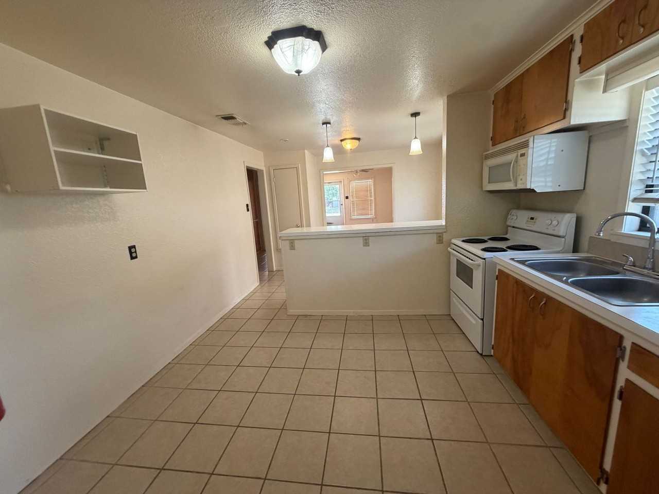 1020 N Oak St - Photo 2 of 10