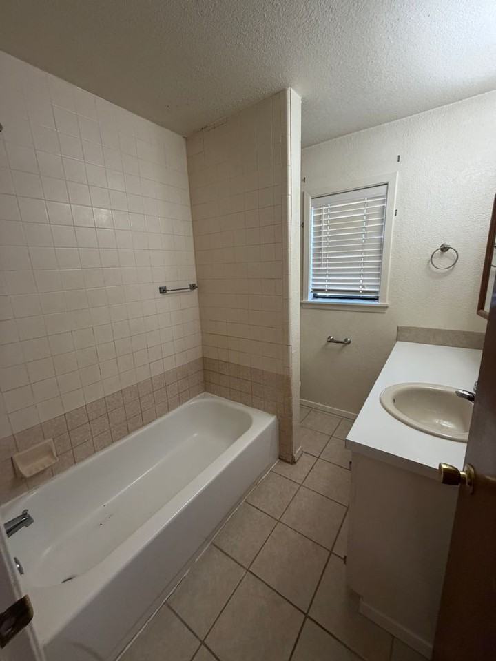 1020 N Oak St - Photo 4 of 10
