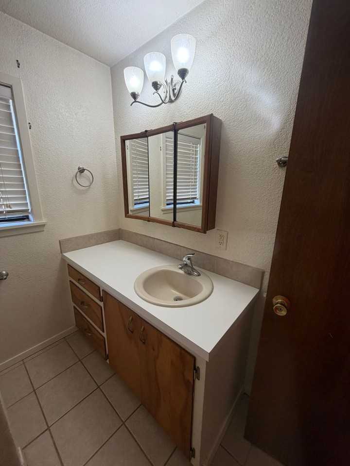 1020 N Oak St - Photo 5 of 10