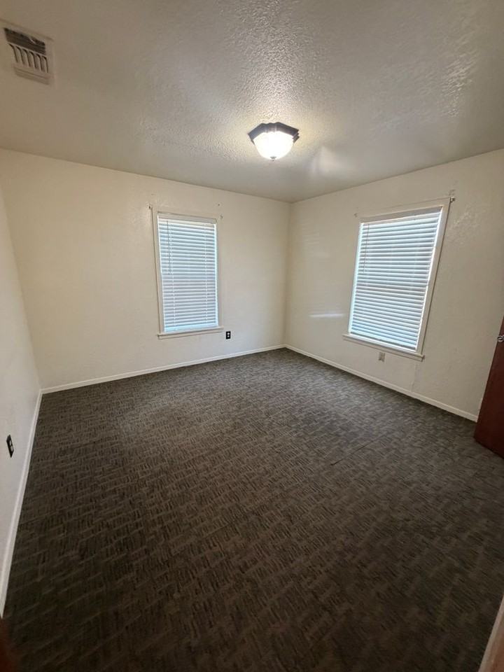1020 N Oak St - Photo 6 of 10