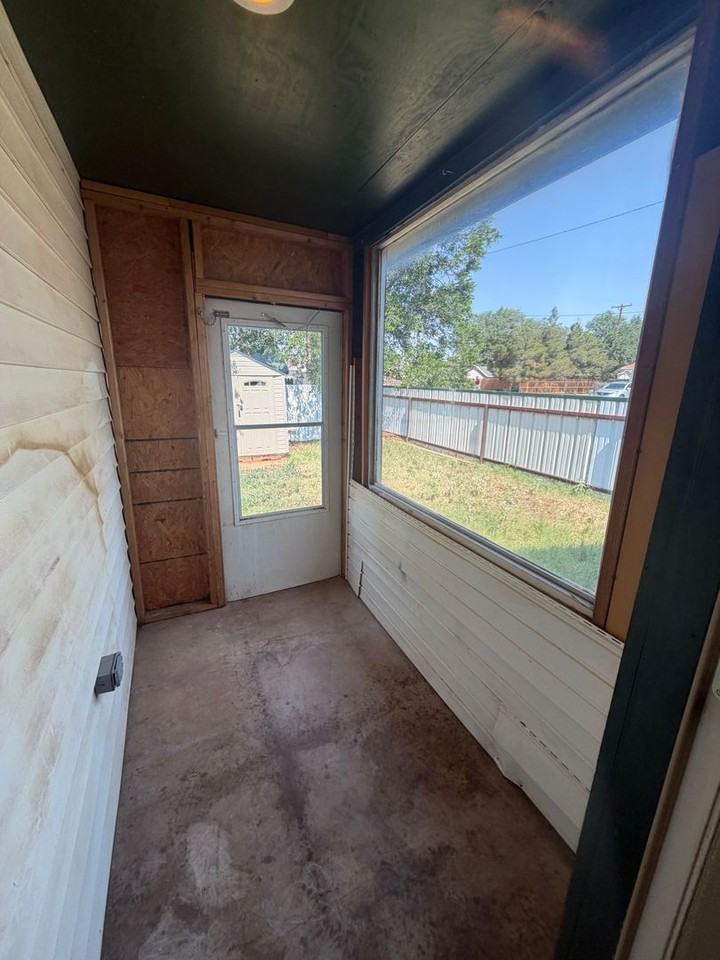 1020 N Oak St - Photo 7 of 10