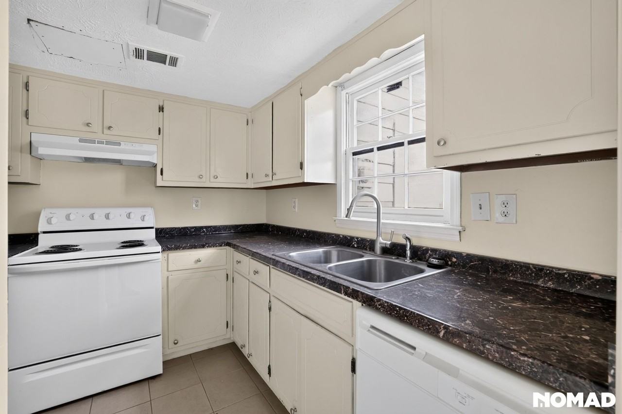 1028 Jeanette Ln - Photo 3 of 32