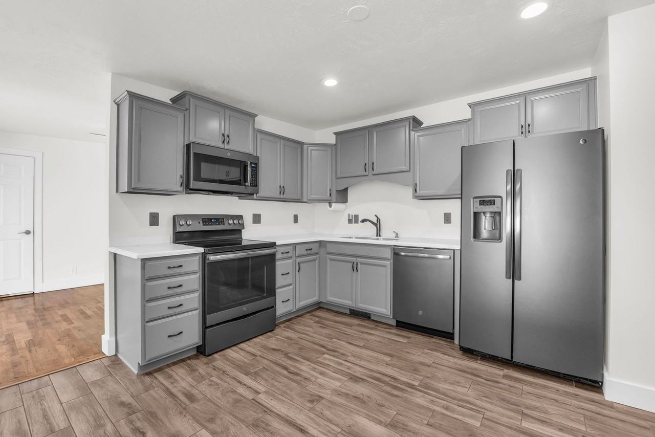 1473 N 200 W - Photo 4 of 31