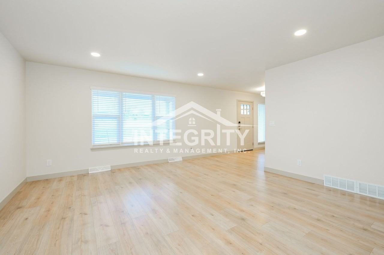 6475 W Kingsley Ave - Photo 4 of 31