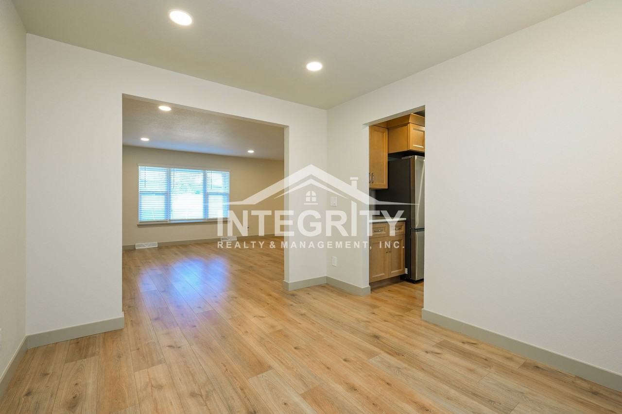 6475 W Kingsley Ave - Photo 6 of 31