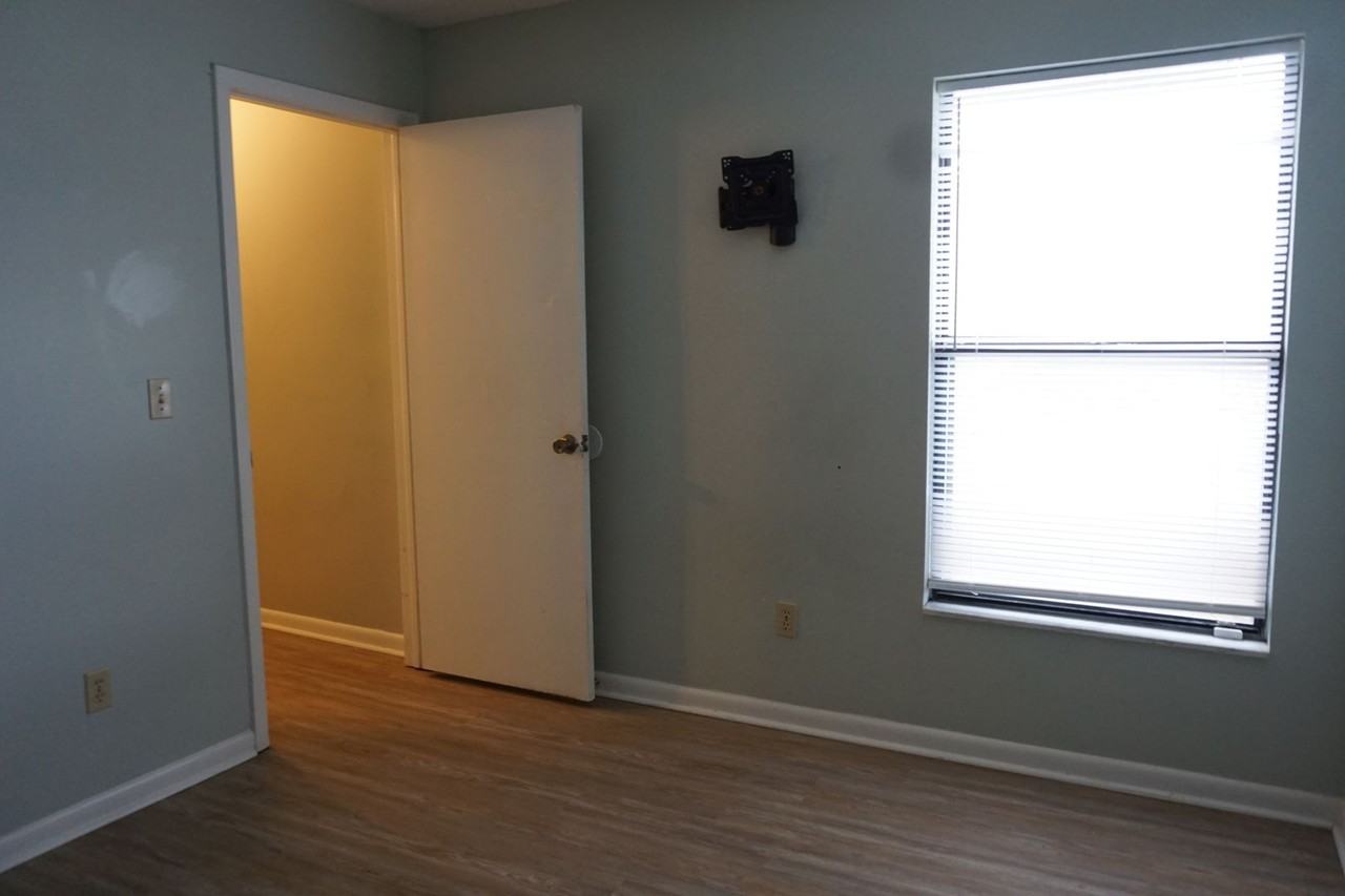 5492 Pinehaven Ct - Photo 6 of 13