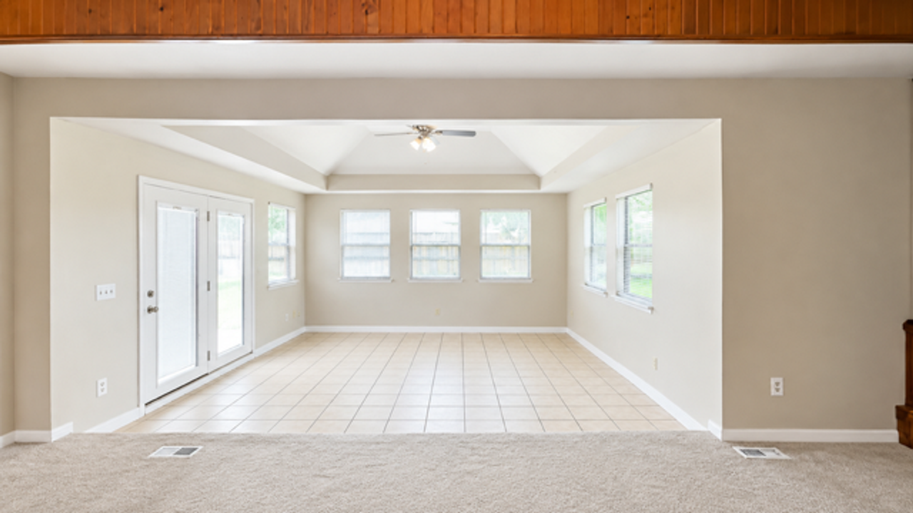 13233 Eastridge Dr - Photo 2 of 5