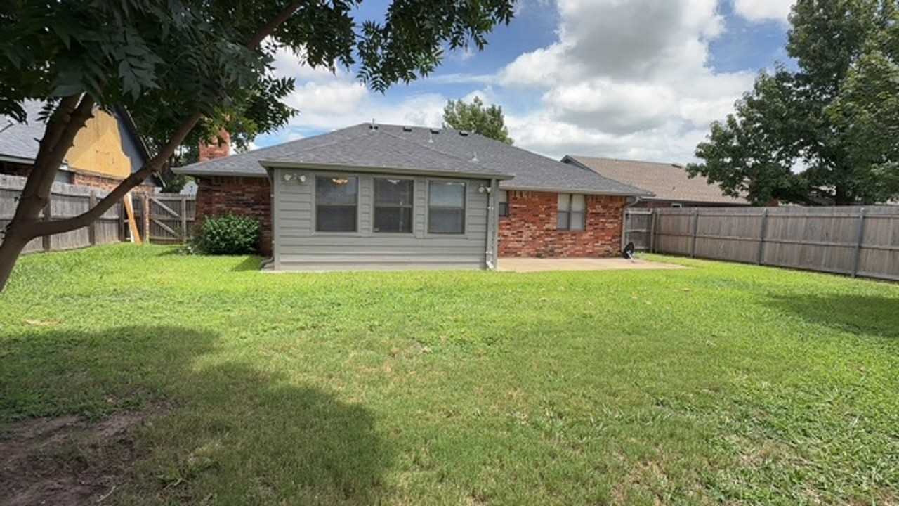 13233 Eastridge Dr - Photo 4 of 5