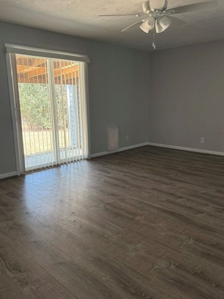 1690 Longview Way Nw - Photo 3 of 9