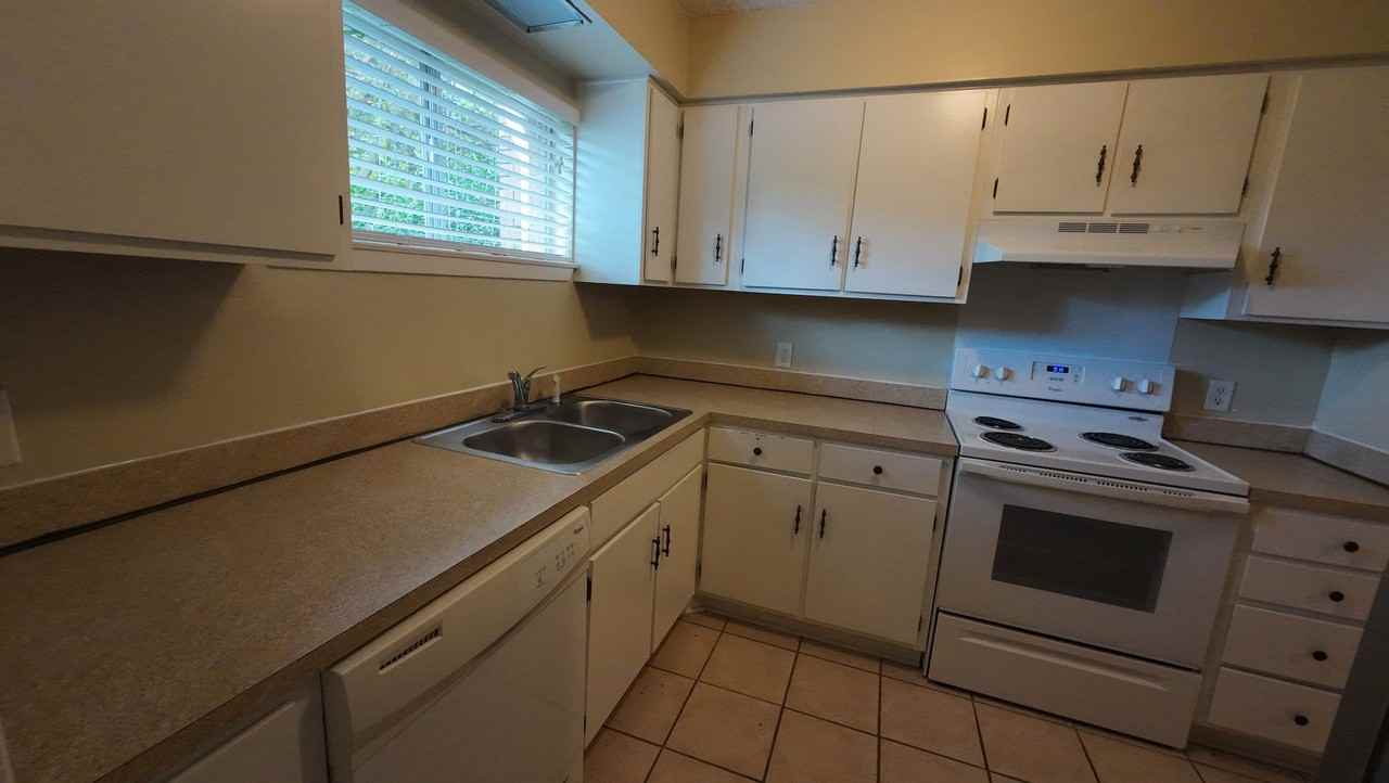 6527 Old Shell Rd - Photo 3 of 24